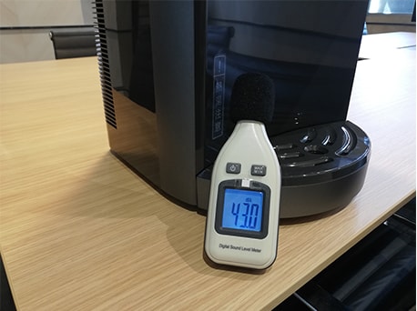 フレシャスdewominiの稼働音を騒音計で計測している様子