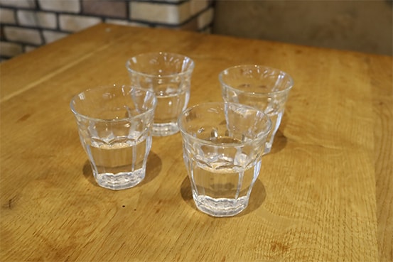 水グラスが4つ