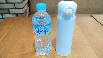 中型の水筒を500mlペットボトルと比較した画像