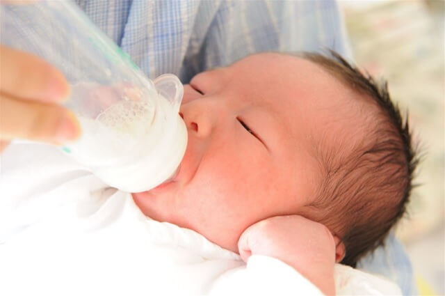 赤ちゃんのミルク作りに使用する水は「ミネラル成分が少ない軟水」が適してます。