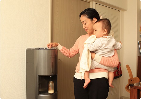 片手給水が可能なら赤ちゃんを抱っこしながらでもミルクが作れる