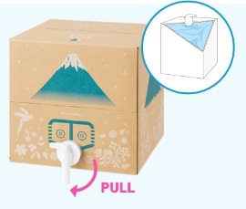 ダンボールの中には使い捨てできるポリエチレン製バッグが入っており、注水口を引き出して使うことができます。