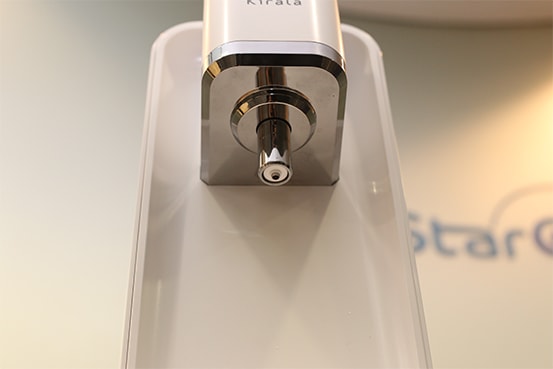 出水コックは凹凸が少なく手入れしやすい設計。コックには自動で定期的にUV LEDが照射・殺菌されている。