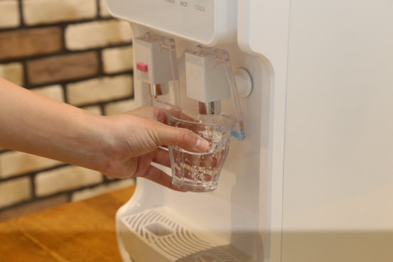 コップでレバーを押し付けると一定の水量で水が注がれる。