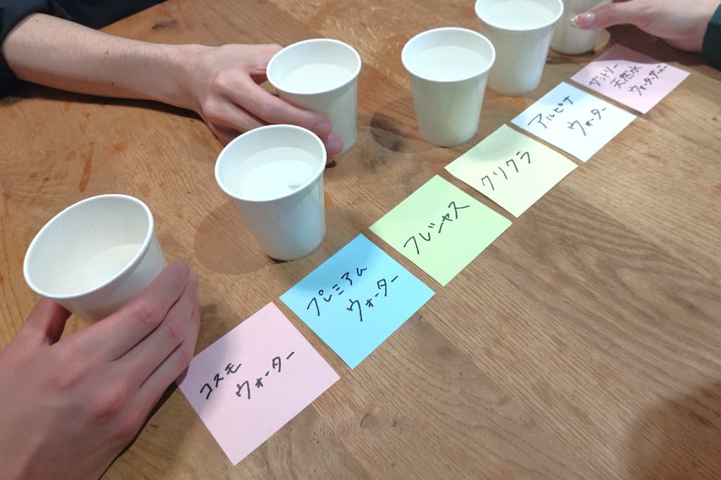 試飲会の様子。プレミアムウォーターやコスモウォーターをはじめとする、各ウォーターサーバーの水を試飲している。