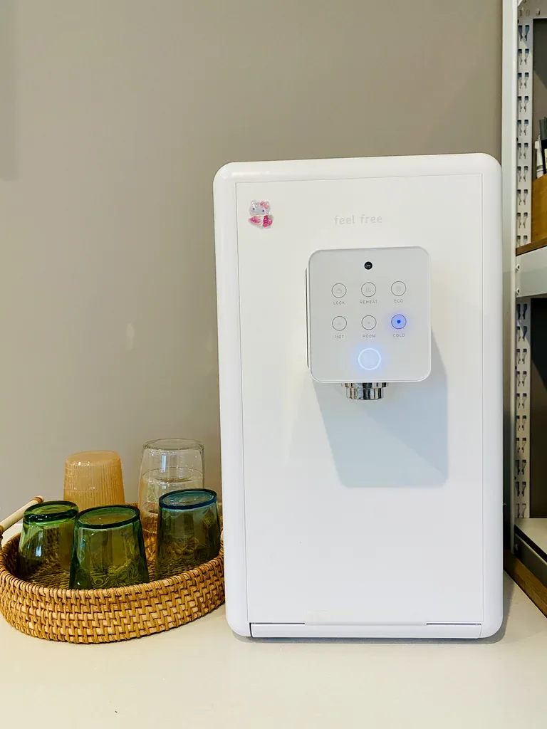 浄水型ウォーターサーバー「クリクラ feel free putio」を自宅で使っている様子を森田さん(仮名)が撮影した写真(1枚目)。