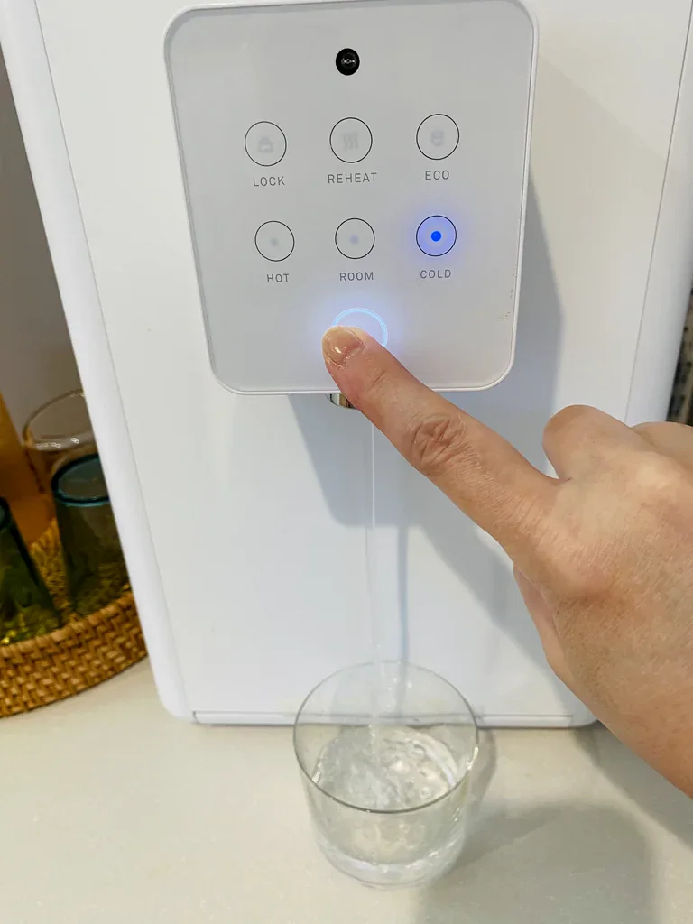 浄水型ウォーターサーバー「クリクラ feel free putio」を自宅で使っている様子を森田さん(仮名)が撮影した写真(2枚目)。