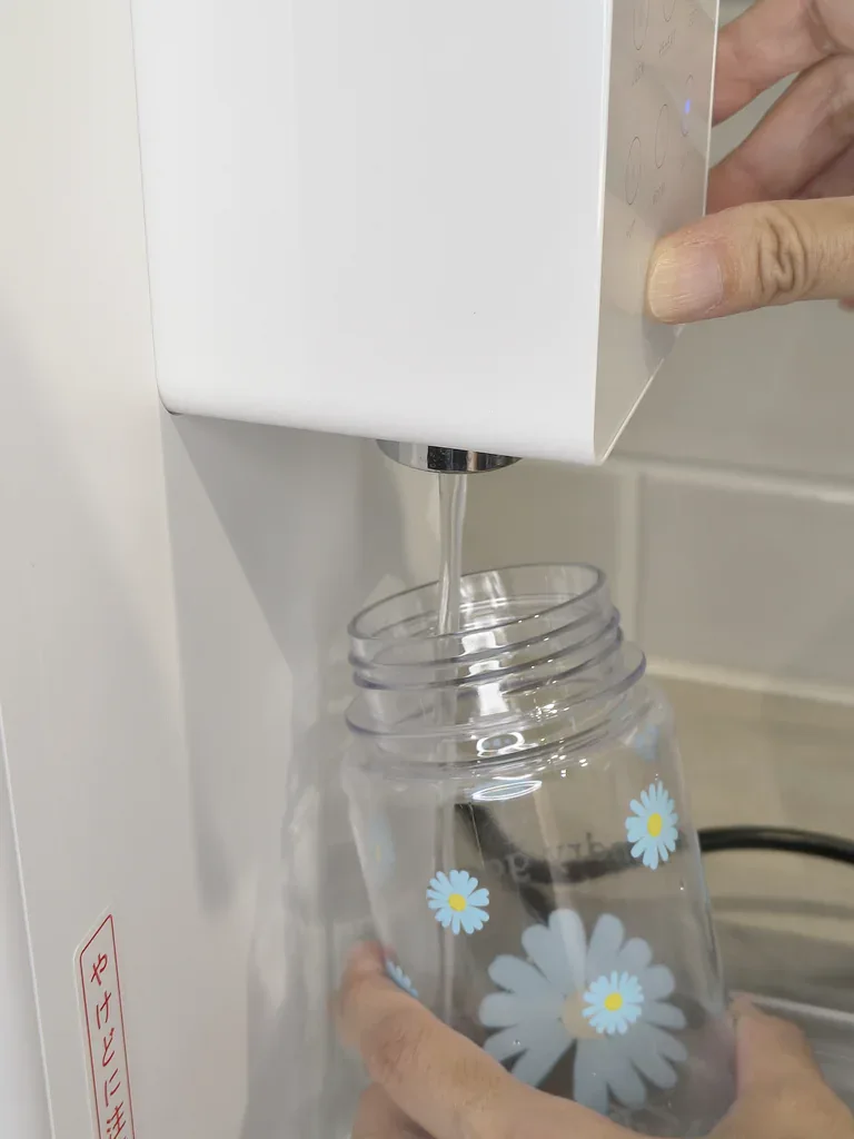 浄水型ウォーターサーバー「クリクラ feel free putio」を自宅で使っている様子を岡田さん(仮名)が撮影した写真(2枚目)。