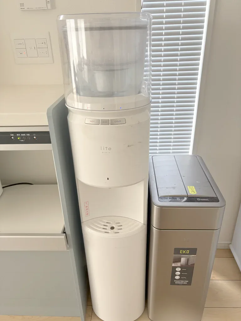 浄水型ウォーターサーバー「エブリィフレシャス lite」を自宅で使っている様子を佐藤さん(仮名)が撮影した写真(1枚目)。