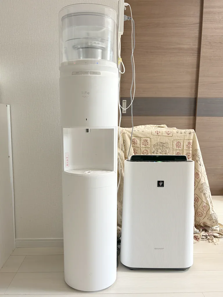 浄水型ウォーターサーバー「エブリィフレシャス lite」を自宅で使っている様子を鈴木さん(仮名)が撮影した写真(1枚目)。