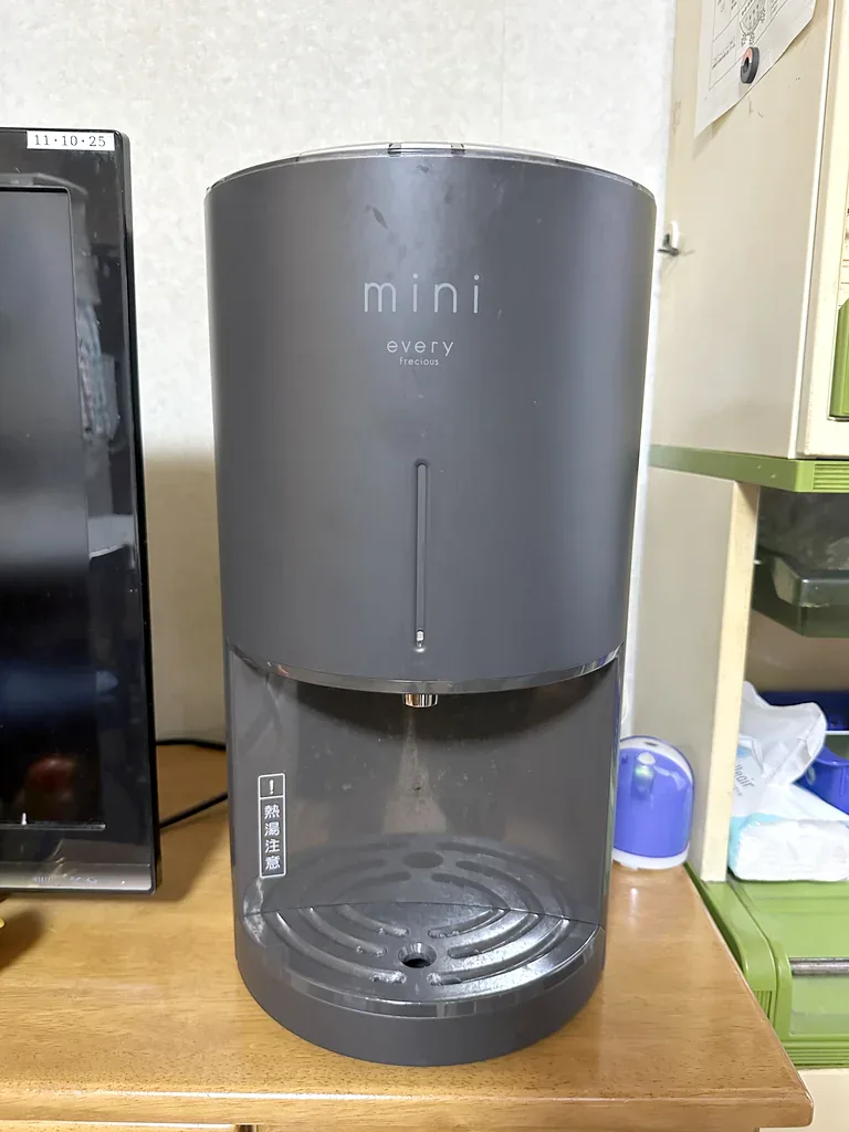 浄水型ウォーターサーバー「エブリィフレシャス mini」を自宅で使っている様子を林さん(仮名)が撮影した写真(1枚目)。