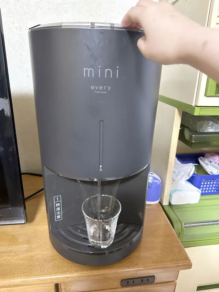 浄水型ウォーターサーバー「エブリィフレシャス mini」を自宅で使っている様子を林さん(仮名)が撮影した写真(2枚目)。