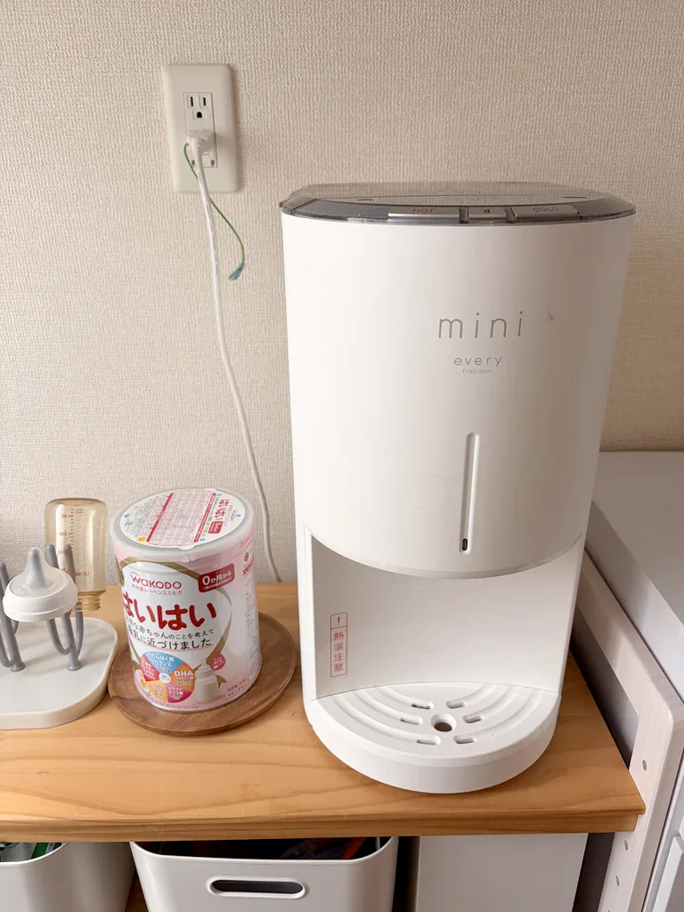 浄水型ウォーターサーバー「エブリィフレシャス mini」を自宅で使っている様子を木村さん(仮名)が撮影した写真(1枚目)。