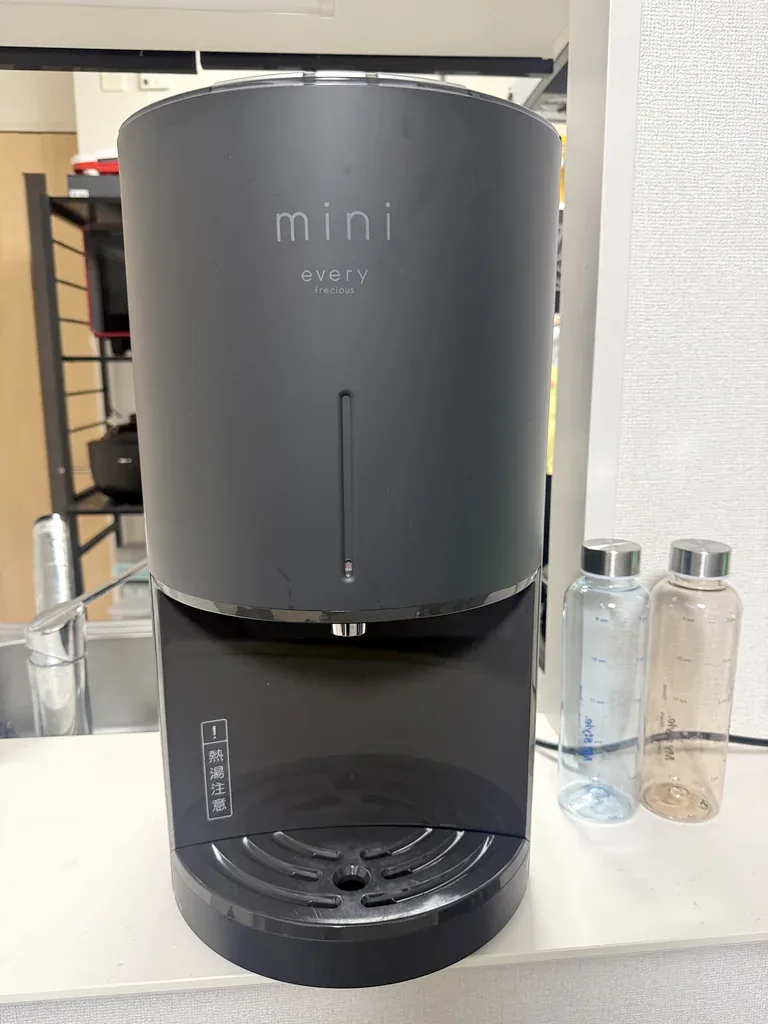 浄水型ウォーターサーバー「エブリィフレシャス mini」を自宅で使っている様子を清水さん(仮名)が撮影した写真(1枚目)。
