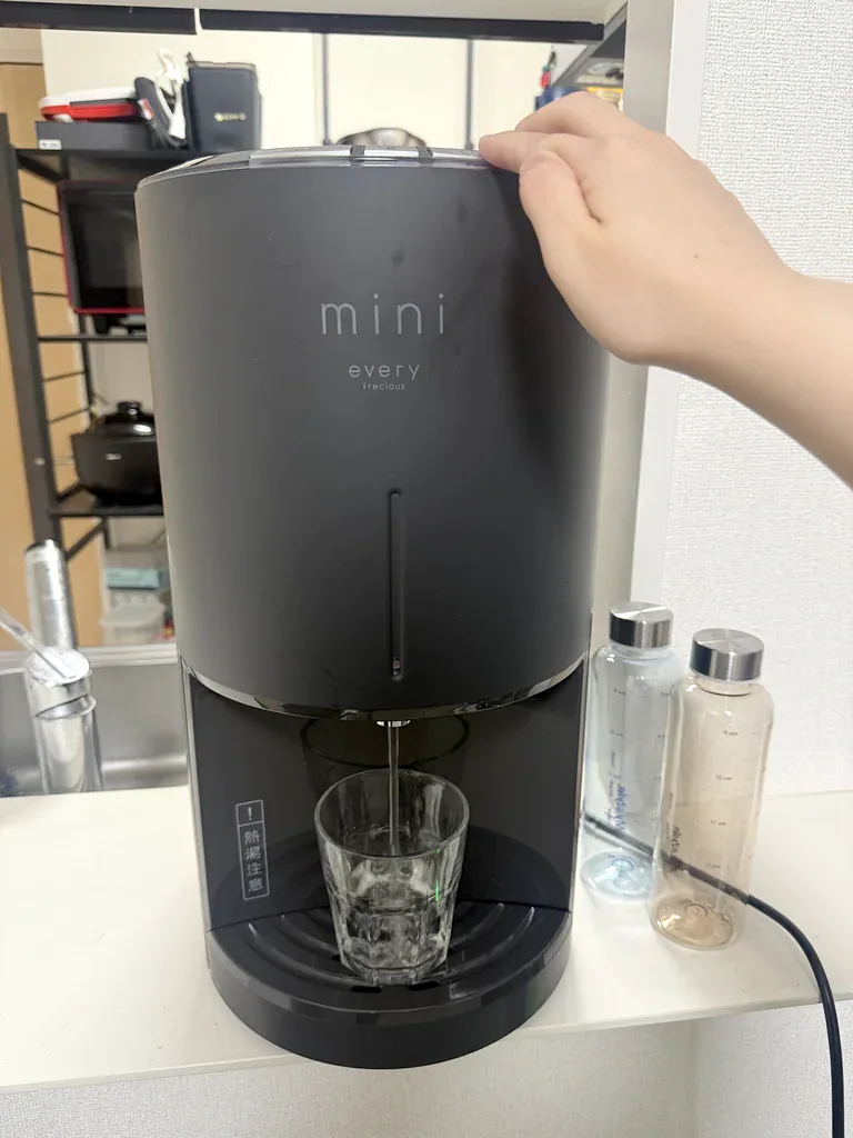 浄水型ウォーターサーバー「エブリィフレシャス mini」を自宅で使っている様子を清水さん(仮名)が撮影した写真(2枚目)。