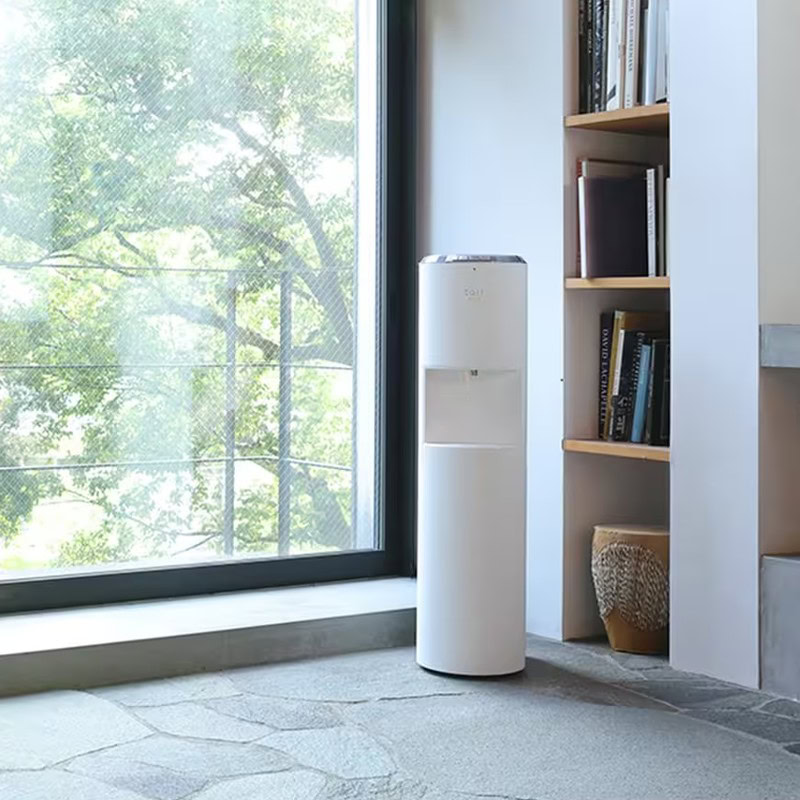 床置き型の浄水型ウォーターサーバー「エブリィフレシャス tall」の本体を写した製品画像。