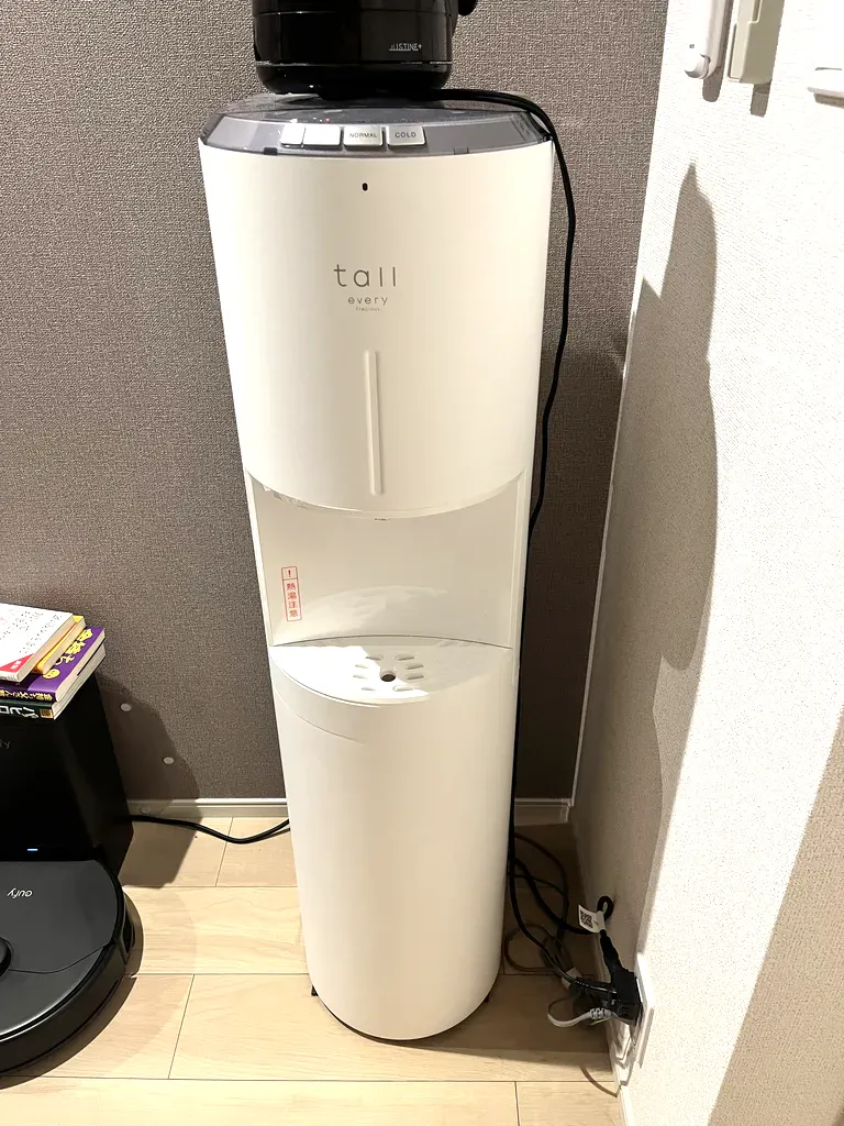 浄水型ウォーターサーバー「エブリィフレシャス tall」を自宅で使っている様子を上田さん(仮名)が撮影した写真(1枚目)。