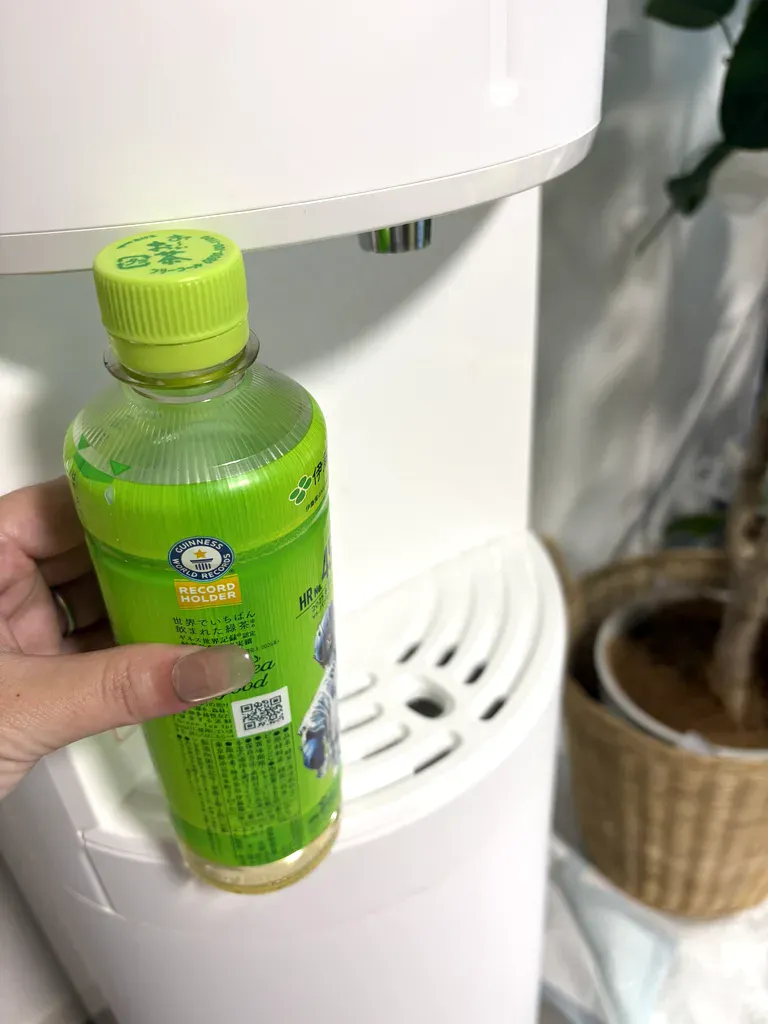 浄水型ウォーターサーバー「エブリィフレシャス tall」を自宅で使っている様子を山田さん(仮名)が撮影した写真(1枚目)。