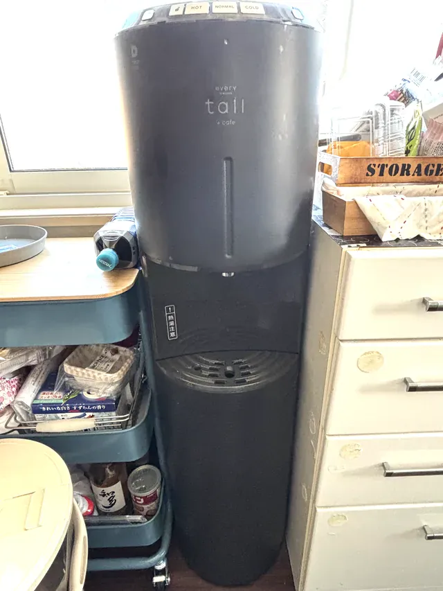 浄水型ウォーターサーバー「エブリィフレシャス tall+cafe」を自宅で使っている様子を菅井さん(仮名)が撮影した写真(1枚目)。