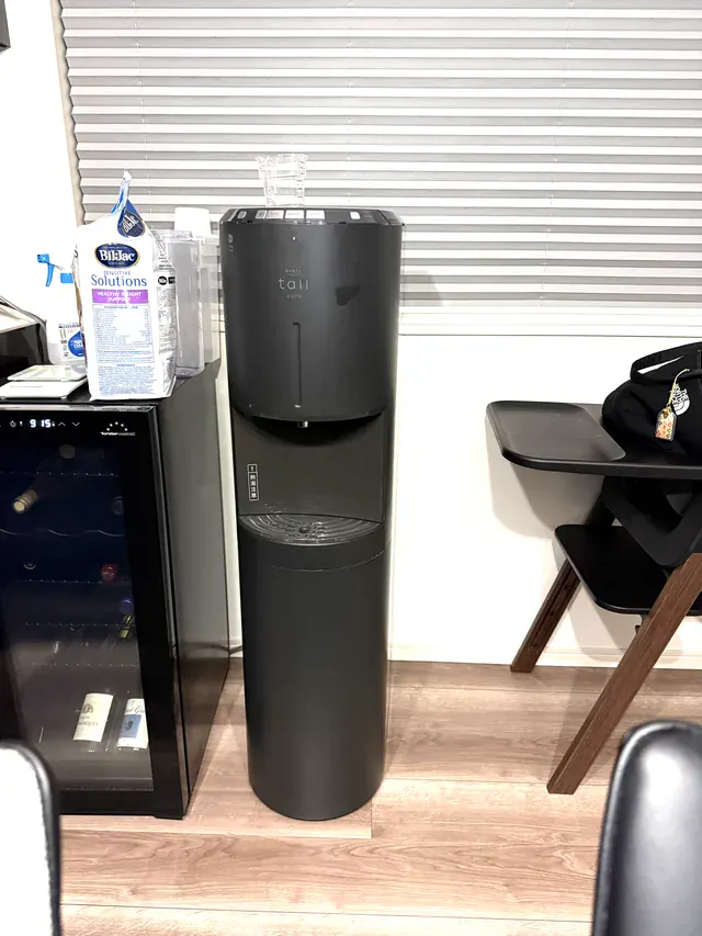 浄水型ウォーターサーバー「エブリィフレシャス tall+cafe」を自宅で使っている様子を由井さん(仮名)が撮影した写真(1枚目)。
