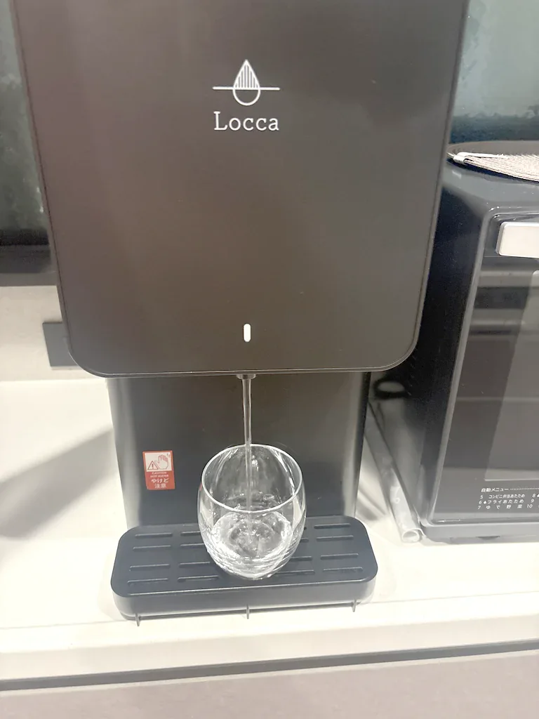 浄水型ウォーターサーバー「Locca litta」を自宅で使っている様子をkiipoさん(仮名)が撮影した写真(2枚目)。