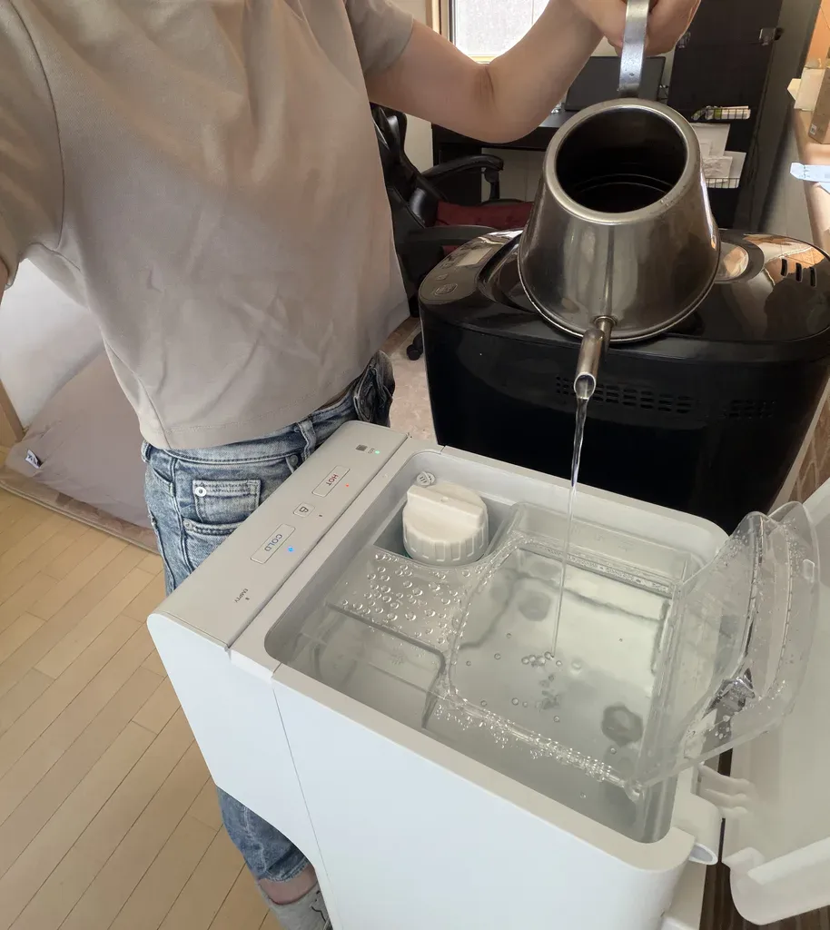 浄水型ウォーターサーバー「Locca litta」を自宅で使っている様子を高橋さん(仮名)が撮影した写真(2枚目)。