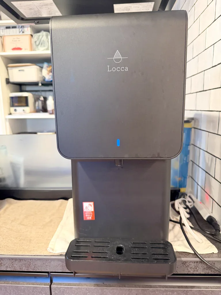 浄水型ウォーターサーバー「Locca litta」を自宅で使っている様子を渡辺さん(仮名)が撮影した写真(1枚目)。