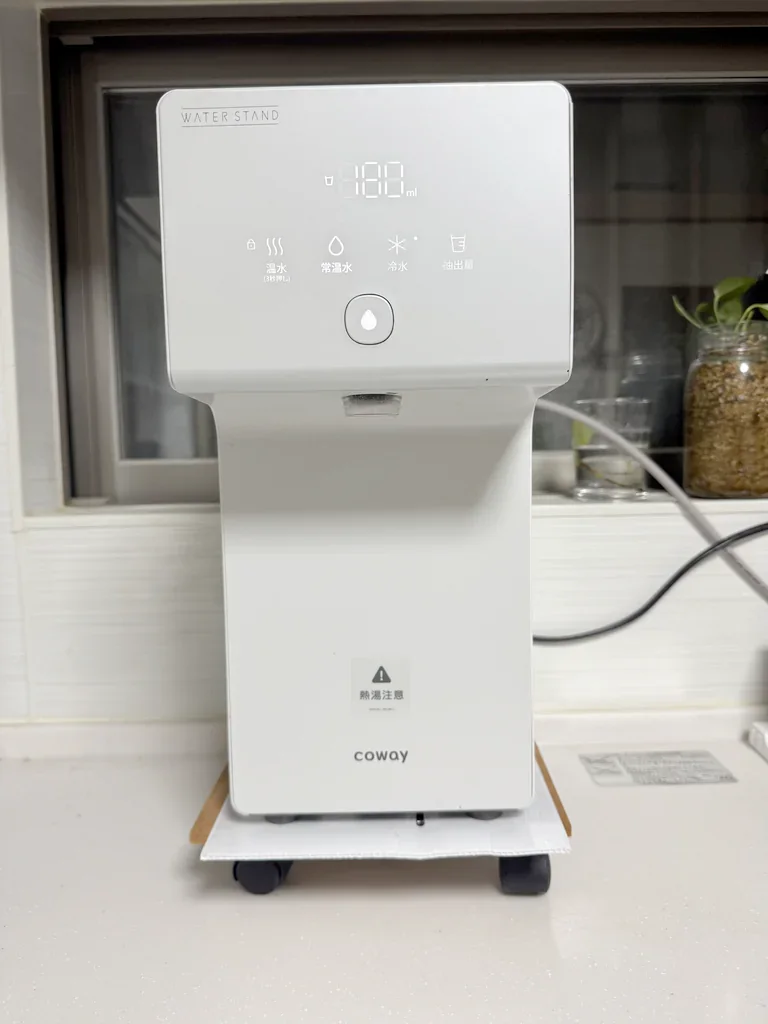 浄水型ウォーターサーバー「ウォータースタンド アイコン」を自宅で使っている様子を藤田さん(仮名)が撮影した写真(1枚目)。
