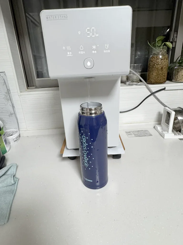 浄水型ウォーターサーバー「ウォータースタンド アイコン」を自宅で使っている様子を藤田さん(仮名)が撮影した写真(2枚目)。