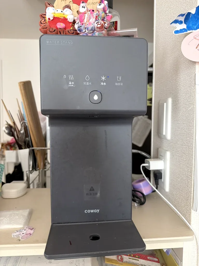 浄水型ウォーターサーバー「ウォータースタンド アイコン」を自宅で使っている様子を前田さん(仮名)が撮影した写真(1枚目)。