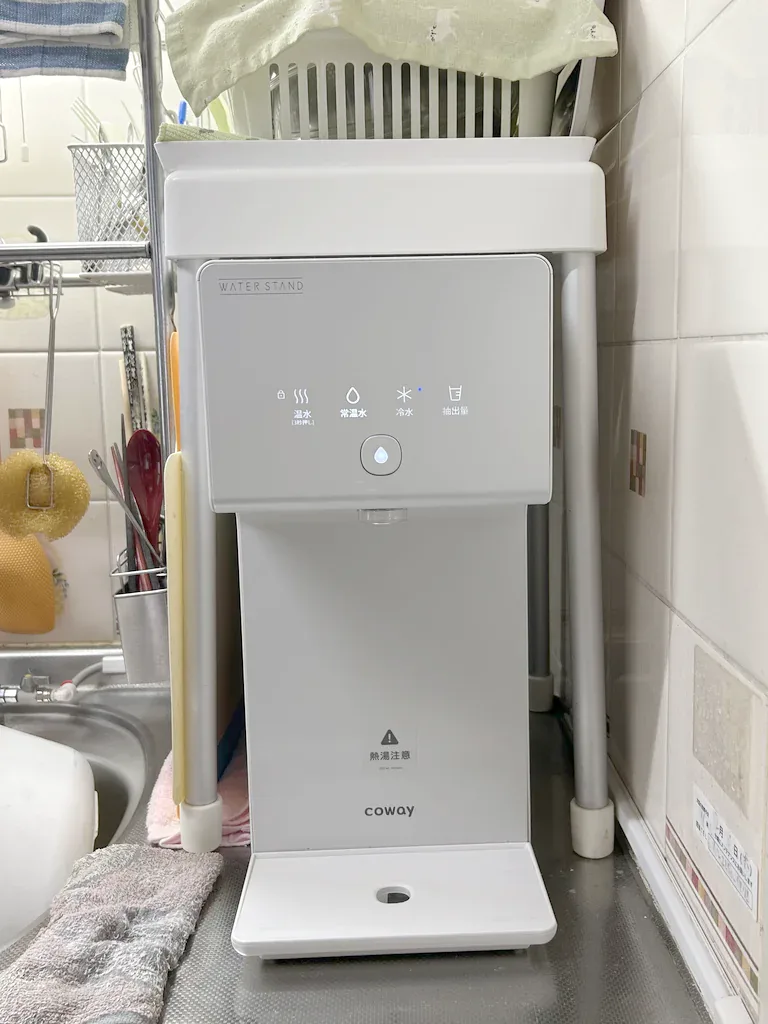 浄水型ウォーターサーバー「ウォータースタンド アイコン」を自宅で使っている様子をタフまるさん(仮名)が撮影した写真(1枚目)。