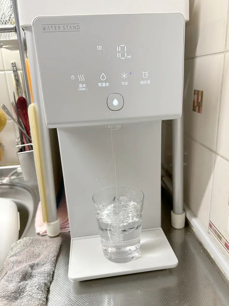 浄水型ウォーターサーバー「ウォータースタンド アイコン」を自宅で使っている様子をタフまるさん(仮名)が撮影した写真(2枚目)。
