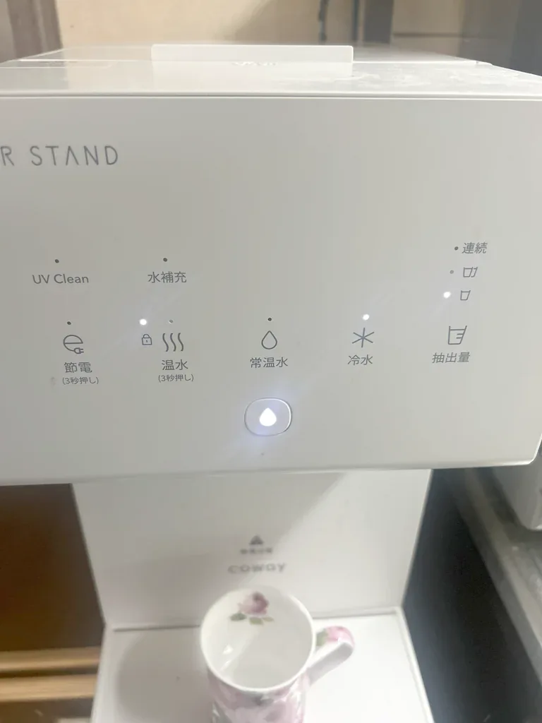 浄水型ウォーターサーバー「ウォータースタンド ピュアライフ L」を自宅で使っている様子をmaiさん(仮名)が撮影した写真(1枚目)。