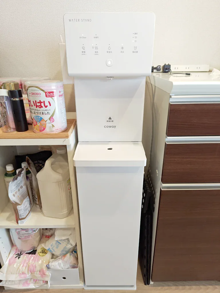 浄水型ウォーターサーバー「ウォータースタンド ピュアライフ L」を自宅で使っている様子を中村さん(仮名)が撮影した写真(1枚目)。