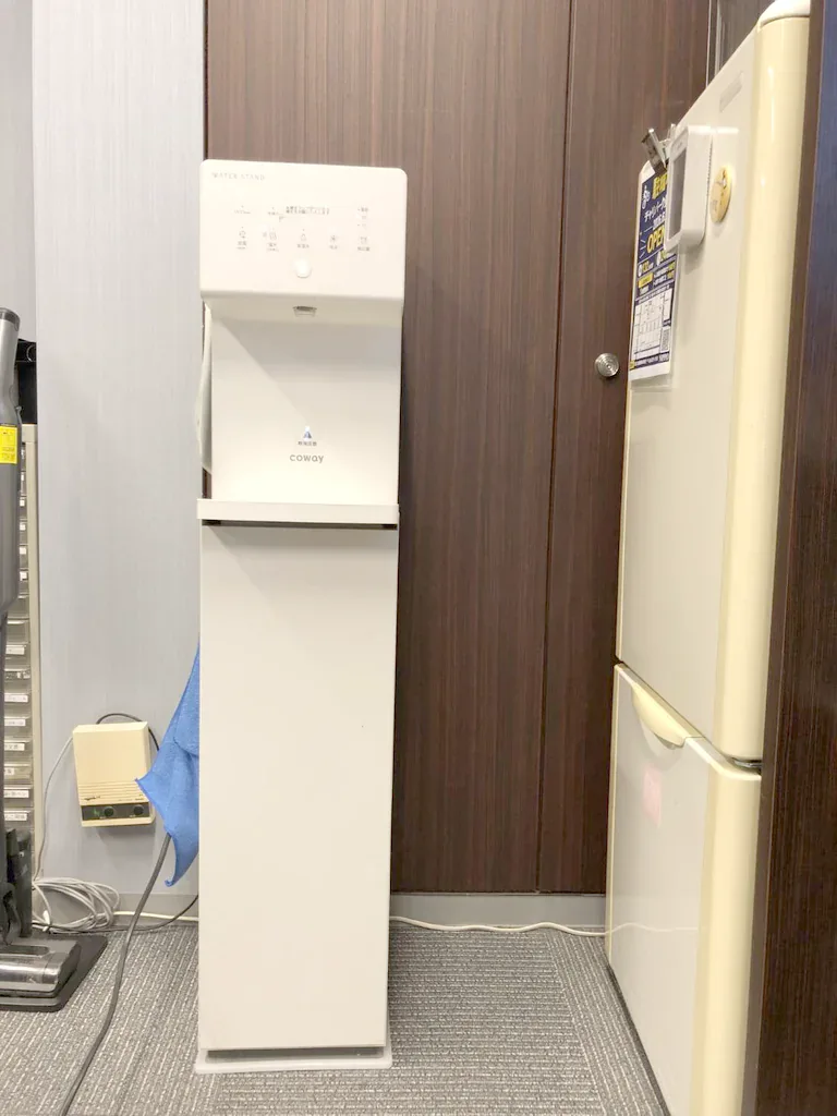 浄水型ウォーターサーバー「ウォータースタンド ピュアライフ L」を自宅で使っている様子を山本さん(仮名)が撮影した写真(1枚目)。