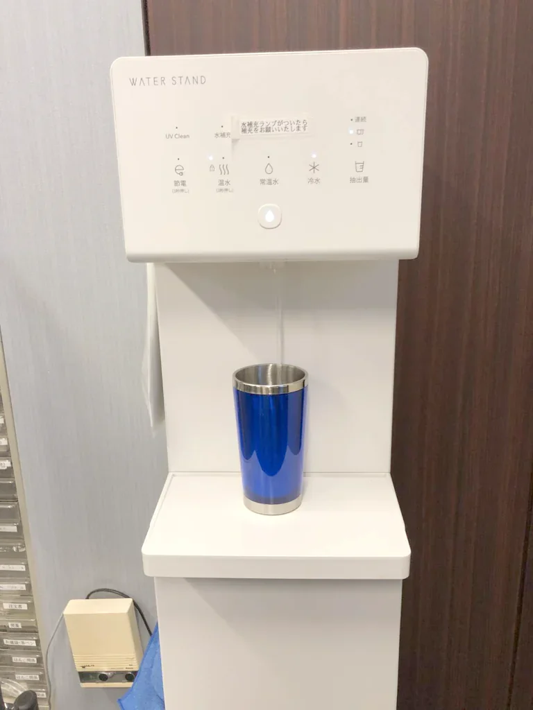 浄水型ウォーターサーバー「ウォータースタンド ピュアライフ L」を自宅で使っている様子を山本さん(仮名)が撮影した写真(2枚目)。