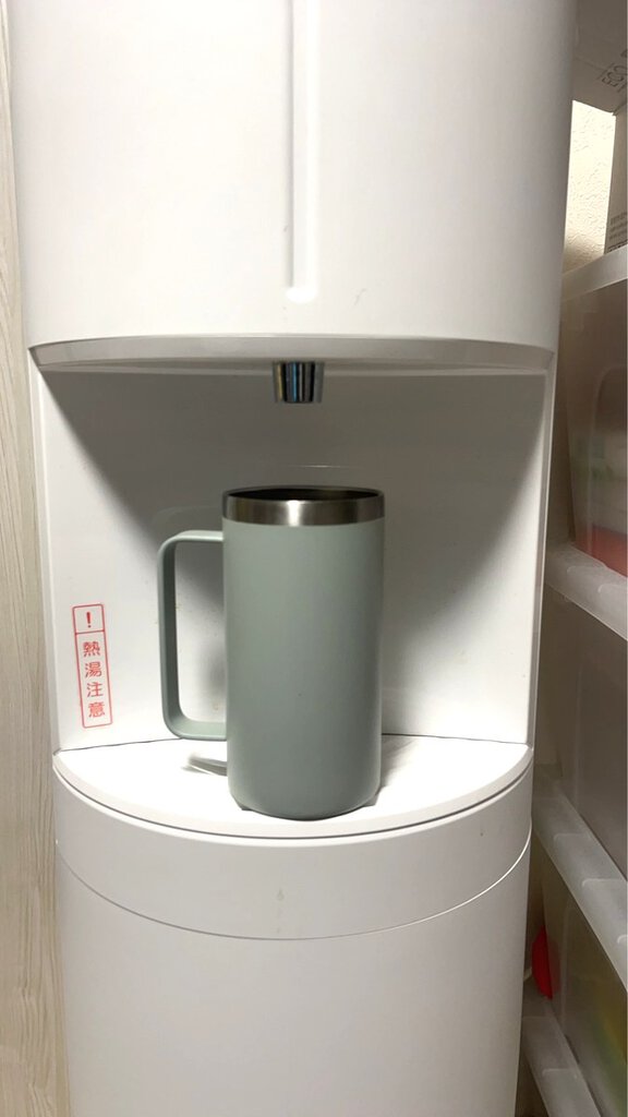 画像:注ぎ口の高さ(寸法線つき・約20cm/マグカップは入る)