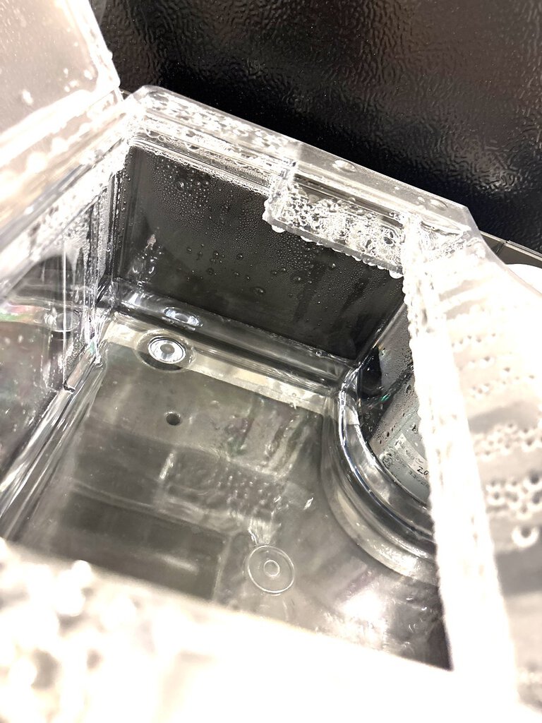 画像:残量の確かめ方(フタを開けて水面を見る)